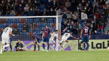Luis Suárez celebra el segundo gol del Granada.