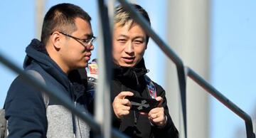 Chen Han y Lizhi Hu, seguidores de Wu Lei, ayer en el entrenamiento.