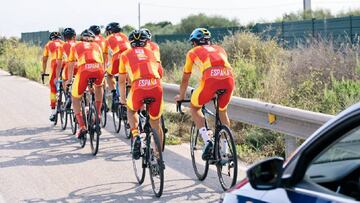 Los ciclistas de la selecci&oacute;n, durante un entrenamiento.