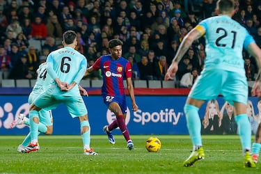1-0. Lamine Yama  se interna dentro del área del Mallorca y saca un zurdado a la escuadra derecha de Rajkovic.