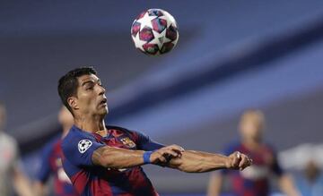 Barcelona's Uruguayan forward Luis Suarez controls the ball during the UEFA Champions League quarter-final football match between Barcelona and Bayern Munich at the Luz stadium in Lisbon on August 14, 2020.