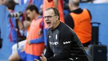 Bielsa, durante el partido ante el Levante.