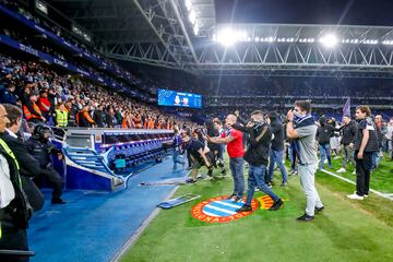 Invasión de campo de los seguidores del Espanyol cuando los jugadores del Barcelona celebraban el campeonato liguero.