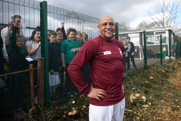 Roberto Carlos jugó un amistoso con el club amateur inglés Bull in de Barne