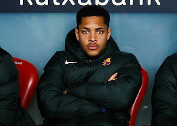 La comisi¨®n deportiva del Bar?a ha decidido que Vitor Roque no forme parte de la plantilla 2024-25. As¨ª pues, Deco, que adelant¨® a enero la incorporaci¨®n del brasile?o, que supuso una inversi¨®n de 30 millones de euros m¨¢s 30 en variables, porque estaba convencido de que pod¨ªa ser un futbolista de rendimiento inmediato pese a sus 18 a?os, da marcha atr¨¢s y le plantear¨¢ a su representante, Andr¨¦ Cury, una cesi¨®n. Cury declar¨® hace unos d¨ªas que, en caso de salir, Vitor Roque se marchar¨ªa traspasado.