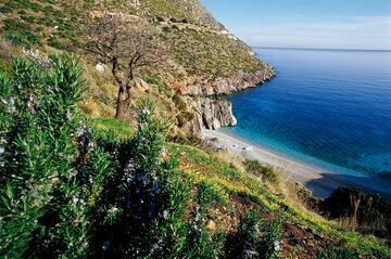 La temperatura del agua del Mediterr¨¢neo est¨¢ fresca pero se puede disfrutar. La temperatura ambiental es muy agradable. En la foto, la playa en la Reserva Natural Zingaro, en la localidad San Vito lo Capo.