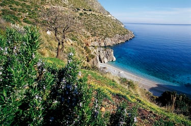 La temperatura del agua del Mediterráneo está fresca pero se puede disfrutar. La temperatura ambiental es muy agradable. En la foto, la playa en la Reserva Natural Zingaro, en la localidad San Vito lo Capo. 