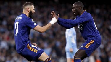 Karim Benzema celebra con Mendy el gol del 2-1 al Manchester City en la ida de semifinales de Champions.