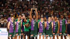 Will Thomas, arropado por sus compañeros del Unicaja, levanta el trofeo de campeón del Torneo de la Costa del Sol tras los triunfos del equipo malagueño ante el Bayern y el Real Madrid.