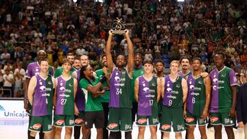 Will Thomas, arropado por sus compa?eros del Unicaja, levanta el trofeo de campe¨®n del Torneo de la Costa del Sol tras los triunfos del equipo malague?o ante el Bayern y el Real Madrid.