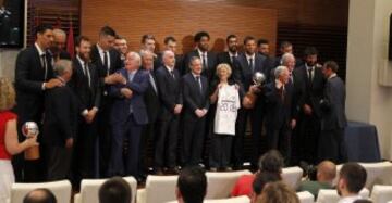 La plantilla del Real Madrid fue recibida en la Alcald¨ªa de Madrid por Manuela Carmena.