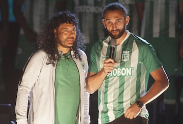 Atlético Nacional presentó su camiseta para la temporada 2019 y a su nuevo refuerzo, Hernán Barcos