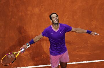 Rafael Nadal celebra la victoria en la final ante Djokovic en el  Abierto Italiano de Tenis.