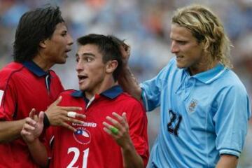 La Roja de Juvenal Olmos no pudo con los uruguayos, en un partido válido por la tercera fecha de las Eliminatorias para Alemania 2006. El ambiente estuvo marcado por rencillas en el tunel de acceso a la cancha, y por la actitud de los chilenos que no se 'achicaron' como visitantes. 
