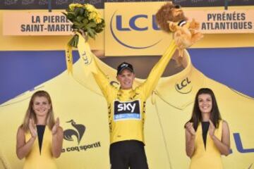 Froome en el podio con el maillot amarillo.