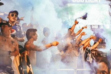 ¡Orlando es azul y verde! Las barras de Millonarios y Nacional alentaron a sus equipos en el Camping World Stadium en el último juego de la Florida Cup.