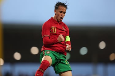 Hugo Félix, estrella de Portugal Sub-19 con João en la grada