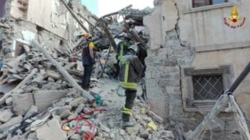 ITA74 AMATRICE (ITALIA) 24/08/2016.- Imagen facilitada por la Brigada de Bomberos de Italia que muestra al cuerpo de bomberos en busca de supervivientes en una de los edificios derrumbadas en Amatrice, en el centro de Italia, hoy, 24 de agosto de 2016. Al menos 37 personas han muerto y decenas están aún desaparecidas tras el terremoto de 6,0 grados de magnitud en la escala abierta de Richter que ha sacudido el centro de Italia en la madrugada de hoy, informó la Protección Civil italiana. EFE/Brigada De Bomberos De Italia FOTO CEDIDA/SOLO USO EDITORIAL/PROHIBIDA SU VENTA/MEJOR CALIDAD DISPONIBLE