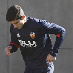 El Valencia niega que haya acuerdo con el PSG por Guedes