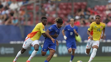 GR5012. SANTIAGO (CHILE), 18/10/2025.- Julián Bazán (i) de Colombia disputa el balón con Ilane Touré (2i) de Francia este sábado, en un partido por el tercer puesto de la Copa del Mundo Sub-20 entre Colombia y Francia en el estadio Nacional Julio Martínez Prádanos en Santiago (Chile). EFE/ Ailen Díaz
