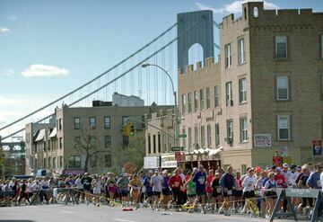 Un grupo de corredores pasan frente al Verrazano Narrows Bridge durante la Maratón de 1999.
