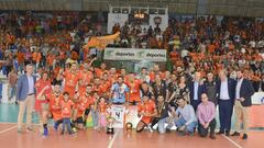 La plantilla del Voleibol Teruel posa tras ganar la Supercopa de Espa&ntilde;a ante el Unicaja Almer&iacute;a.