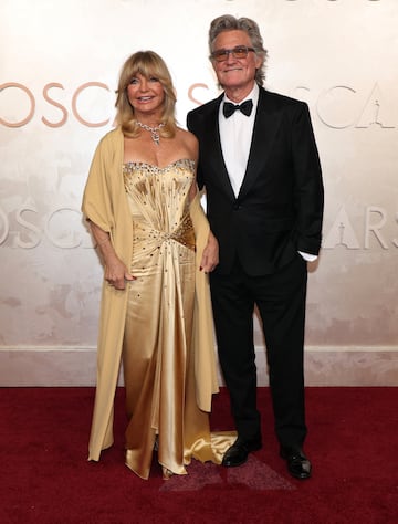 Kurt Russell y Goldie Hawn posan en la alfombra roja del Dolby Theatre.