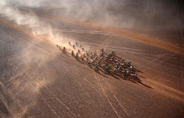 ‘El Dakar de las bicis’. Así es como se conoce popularmente a esta durísima prueba del MTB, una de las más particulares del mundo al desarrollarse su recorrido sobre arena, dunas, zonas rocosas y otro tipo de peligros que ofrece el desierto. Parte de su esencia también reside en la navegación, pues los corredores deben orientarse sobre un mar de dunas para encontrar el camino correcto a seguir hasta línea de meta. Roberto Heras y Josep Betalú empatan en el palmarés histórico con cuatro triunfos cada uno, en una prueba en la que sólo en dos años de sus quince ediciones fue a parar la victoria a un biker que no fuera español. 