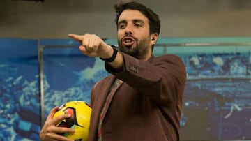 Relativamente desconocido, hasta en su propio país, saltó a la fama por criticar duramente a la Liga MX y a México en su programa ‘Fútbol al Horno’, en el canal 26 de Argentina. “Yo no menosprecio el fútbol mexicano, yo digo que es una mier…, yo digo que es una cag…”, espetó Azzaro y, acto seguido, uno de sus panelistas alzó el listón al decir: “Lo único bueno de México es el Chavo del 8, no existe ese país”.