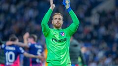 Oblak saluda a la afición del Atlético.