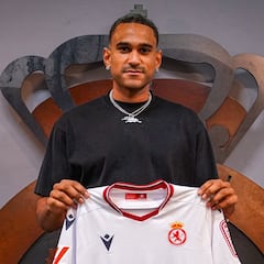 Mboula abre la puerta de salida