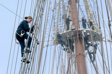 Leonor asciende por las cuerdas buque-escuela Juan Sebastián Elcano.