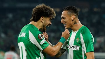 El delantero del Betis Ez Abde (i) celebra con su compañero Antony tras anotar el 1-0 durante el cuarto partido de la primera fase de la Liga Europa disputado entre el Real Betis y el Olympique en La Cartuja de Sevilla. EFE/ Julio Muñoz