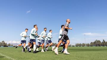 Los jugadores del Celta corren por la ciudad deportiva.