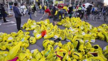 CONTROLADAS. Las mochilas de los participantes en la maratón.