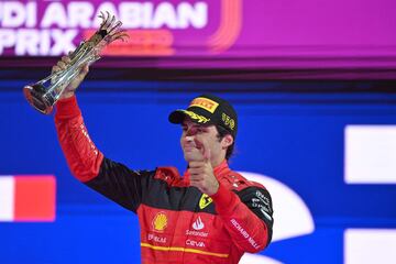 El piloto español de Ferrari, Carlos Sainz Jr, levanta su trofeo de tercer lugar en el podio después del Gran Premio de Fórmula Uno de Arabia Saudita de 2022