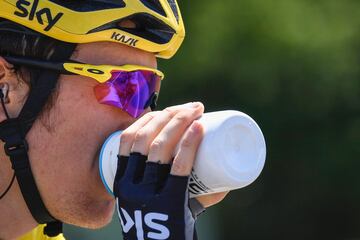 Geraint Thomas, l¨ªder de la carrera, bebe del bid¨®n durante un momento de la cuarta etapa.