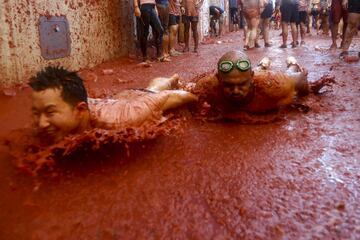 Buñol se tiñe de rojo con su tradicional 'Tomatina'