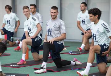 Unai Simón y Dani Olmo ya se encuentran en Japón con sus compañeros.