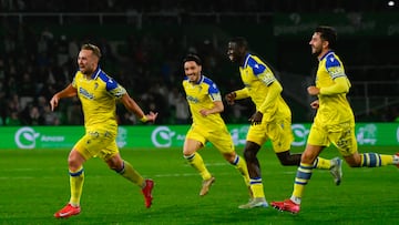 Javier Ontiveros junto a Iza Carcelén, Moussa Diakité y Víctor Chust celebrando el 0-1 en El Sardinero.