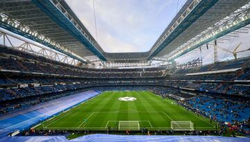 El estadio del Real Madrid se inauguró en 1947 y su aforo total es de 81.044 espectadores. Conocido anteriormente como Nuevo Chamartín, pero a través de una Asamblea General de Socios Compromisarios en 1955 se cambió el nombre llamándose Santiago Bernabéu, en honor al presidente del club. Fue sede de la Eurocopa de 1964 entre España y la Unión Soviética, donde la selección española venció por 2-1 y se proclamó campeona de Europa por primera vez en su historia. También ha albergó cuatro partidos de la Copa Mundial de 1982 y cuatro finales de la Copa de Europa. Incluso ha sido escenario de grandes conciertos de artistas y grupos importantes como The Rolling Stones, U2 o Bruce Springsteen entre otros. Y no sorprende decir que es el tercer museo más visitado de la capital de España, superando al Museo Reina Sofía y el Museo del Prado. Por último, comentar que este estadio cuenta con un total de 1.300 calefactores, siendo el mejor calefactado del mundo.