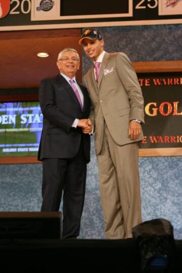 Stephen Curry fue elegido en la séptima posición del Draft de la NBA de 2009 por Golden State Warriors, donde sigue jugando hasta el día de hoy