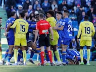 Both teams' players quarrel during the Spanish league football match between Getafe CF and Villarreal CF at Coliseum Alfonso Perez Stadium in Getafe on February 14, 2026. (Photo by Oscar DEL POZO / AFP)
