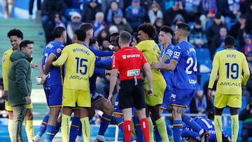 Both teams' players quarrel during the Spanish league football match between Getafe CF and Villarreal CF at Coliseum Alfonso Perez Stadium in Getafe on February 14, 2026. (Photo by Oscar DEL POZO / AFP)