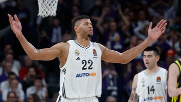 Walter Tavares, pívot del Madrid, levanta los brazos desesperado durante el partido contra el Fenerbahçe en el WiZink Center.