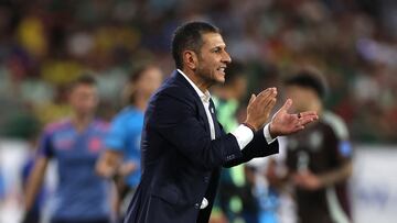 GLENDALE, ARIZONA - JUNE 30: Jaime Lozano, Head Coach of Mexico shouts instructions during the CONMEBOL Copa America 2024 Group D match between Mexico and Ecuador at State Farm Stadium on June 30, 2024 in Glendale, Arizona.   Steph Chambers/Getty Images/AFP (Photo by Steph Chambers / GETTY IMAGES NORTH AMERICA / Getty Images via AFP)