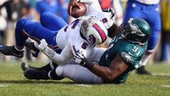 Fletcher Cox le hace un sack a Tyrod Taylor.