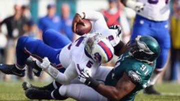 Fletcher Cox le hace un sack a Tyrod Taylor.