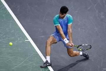 Paris (France), 31/10/2024.- Carlos Alcaraz of Spain in action during his round of 16 match against Ugo Humbert of France at the Rolex Paris Masters tennis tournament in Paris, France, 31 October 2024. (Tenis, Francia, España) EFE/EPA/YOAN VALAT
