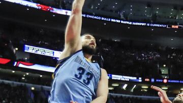 Marc Gasol lanza durante un partido.